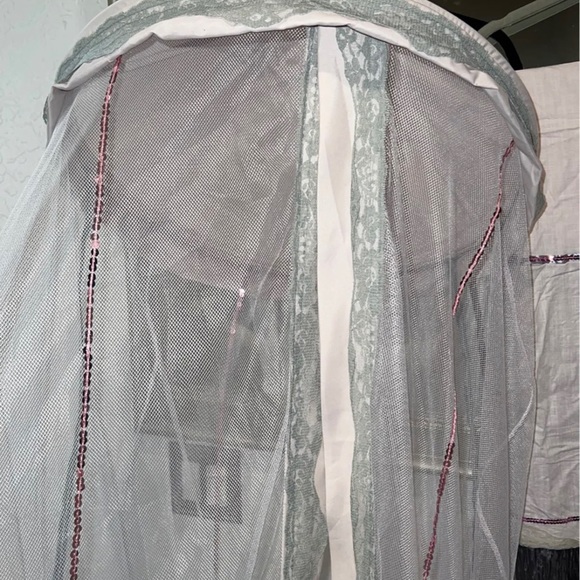 Bed canopy with matching curtains - Picture 3 of 6